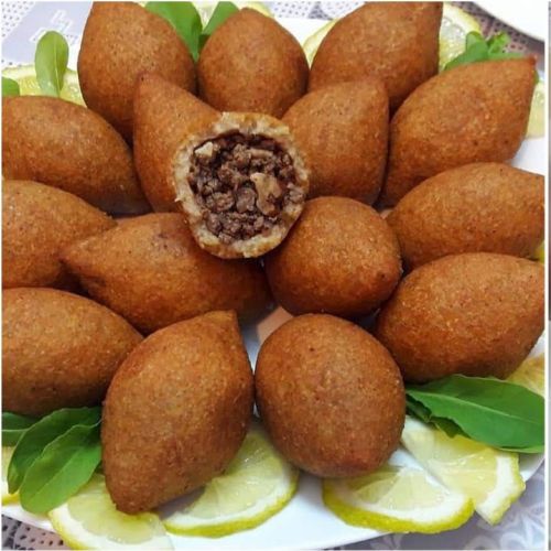 Kibbeh : Pâte formée de viande hachée et de boulghour, parfumées d'épices et d'herbes.